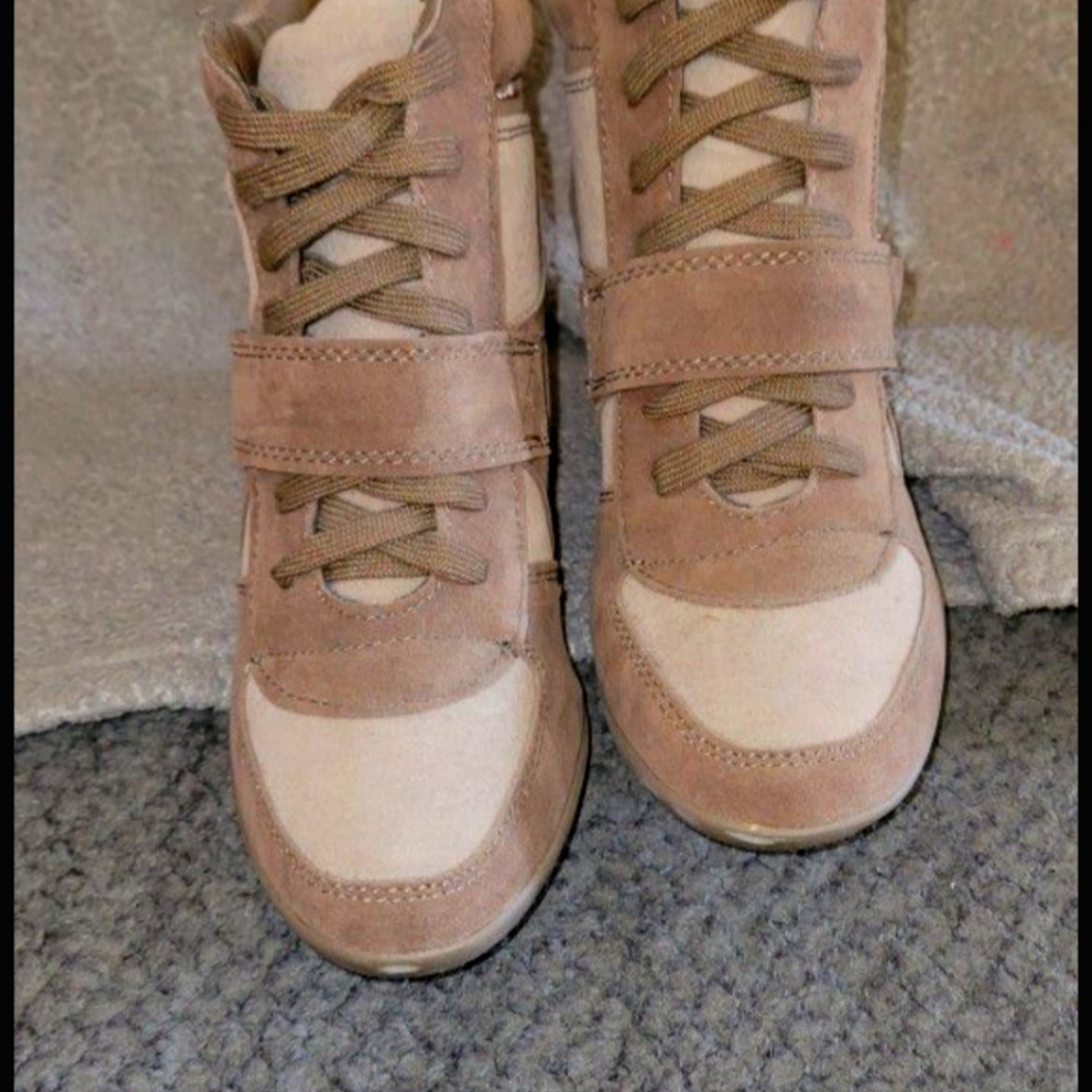 Size 9 Metro women's shoes